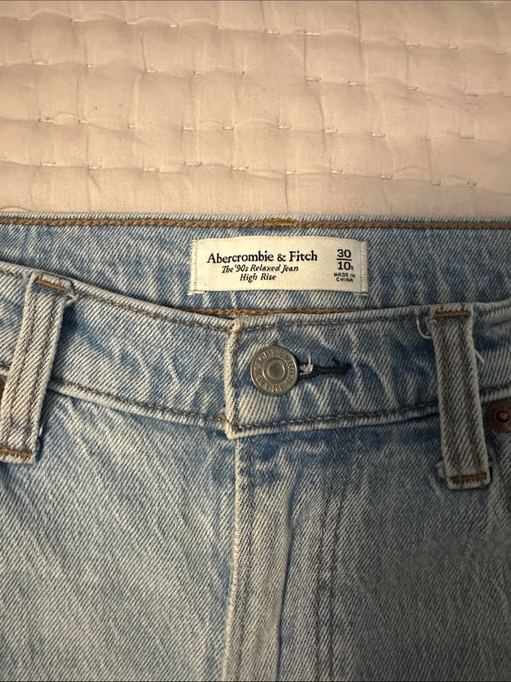 Abercrombie & Fitch Light Wash High-Rise 90s Relaxed Jean. Women’s Jeans. 10R